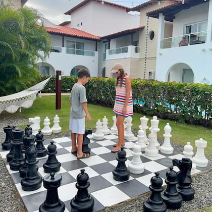 La esposa del DT se mostró muy compinche con uno de sus hijos mientras jugaban a una partida en un tablero de ajedrez gigante (Foto: Instagram/@diegoforlancorazo)
