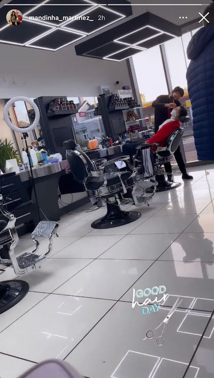 La esposa del futbolista lo filmó en la peluquería