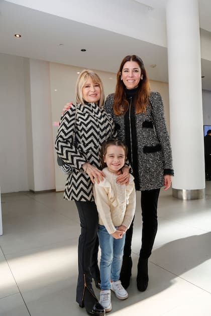 La esposa del homenajeado, Elena Blomberg de Esteves, junto a su hija Sol y su nieta Luna
