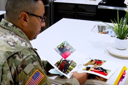La esposa del sargento retirado Wilmer Trujillo, veterano de Irak y Afganistán, quedó bajo custodia migratoria tras haber reingresado al país luego de una deportación en 2005