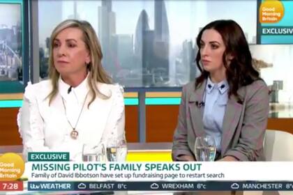 La esposa e hija del piloto desaparecido, en una entrevista televisiva