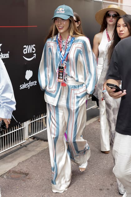 La esquiadora china Eileen Gu, tres
veces campeona olímpica, lució un conjunto
tipo pijama de seda, de Zimmermann