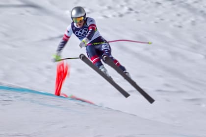 La esquiadora estadounidense Lindsey Von sufrió el domingo una violenta caída en el descenso femenino de los Juegos Olímpicos de Invierno de Milán-Cortina
