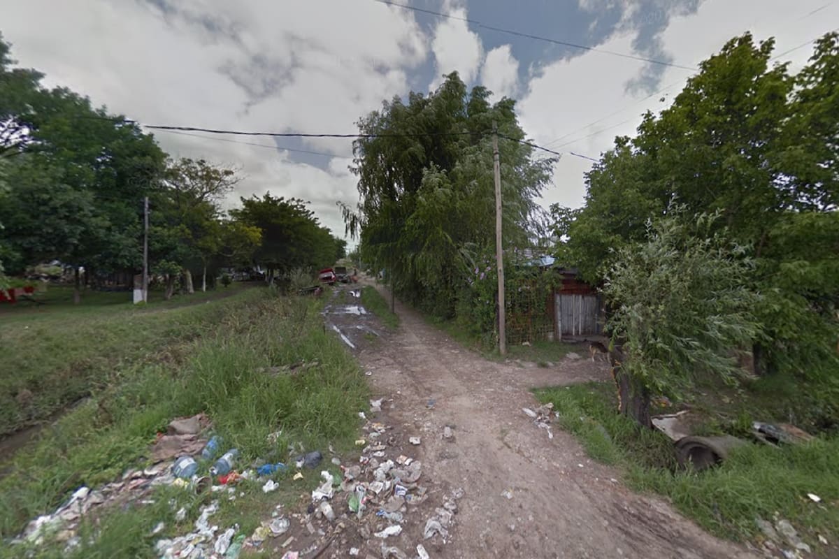La esquina de 50 y 147, en Los Hornos, donde un joven que debía estar en su casa, detenido con monitoreo electrónico, intentó morder a los policías que pretendían arrestarlo por un nuevo robo