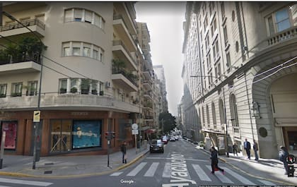 La esquina de Av. Alvear y Ayacucho en la actualidad. El Palacio Dose estaba en la manzana de la izquierda, donde hoy está Hermes.