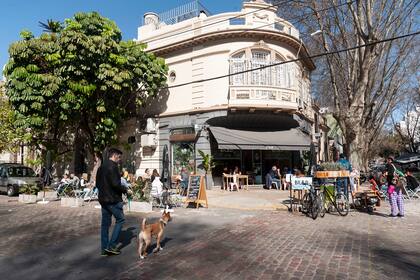 La esquina de Beláustegui y Repetto, en Villa Crespo, es uno de los puntos convocantes con historia en el barrio donde se amplía la oferta de gastronómica de cercanía