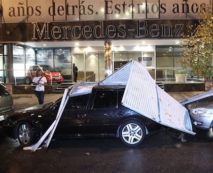 Lucas Rojas mira cómo quedó su auto, Puerto Madero