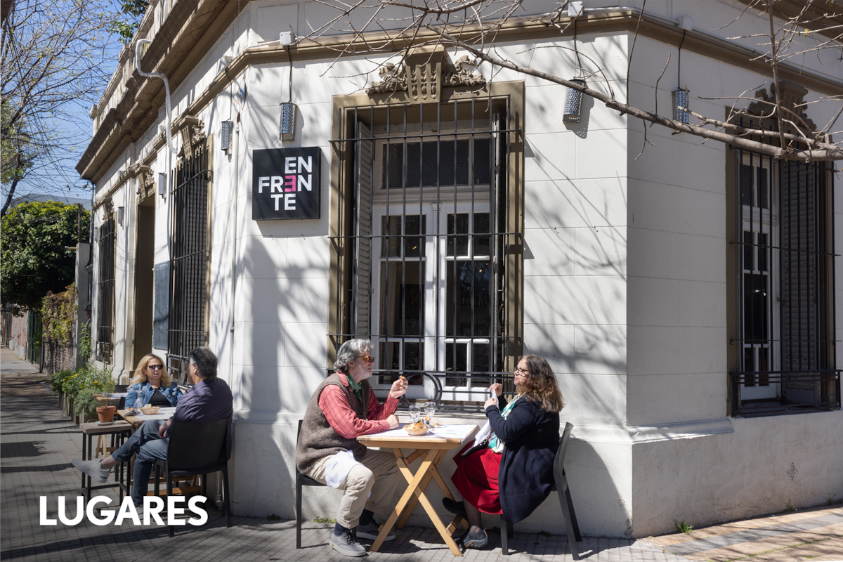 La esquina de Enfrente es un perfecto spot para sentir el ritmo pausado de barrio