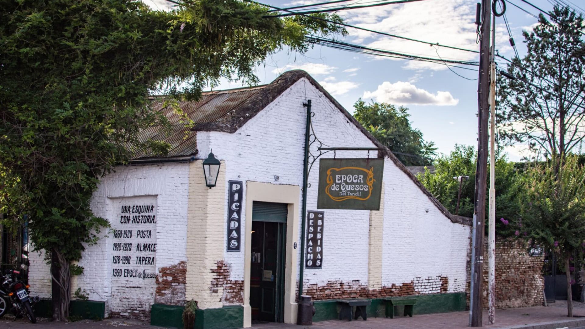 La esquina de Época de Quesos, la única sin ochava de Tandil