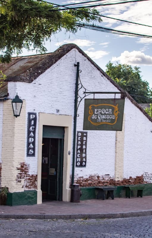 La esquina de Época de Quesos, la única sin ochava de Tandil