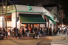Lejos de Palermo, la gente hace fila para comer en esta parrila