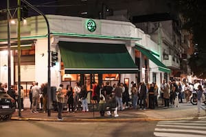 Lejos de Palermo, la gente hace fila para comer en esta parrila