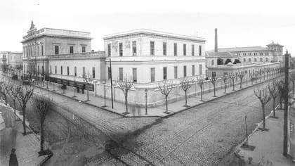 La esquina de Perón y Gascón, epicentro del entonces "nuevo" Hospital Italiano.
