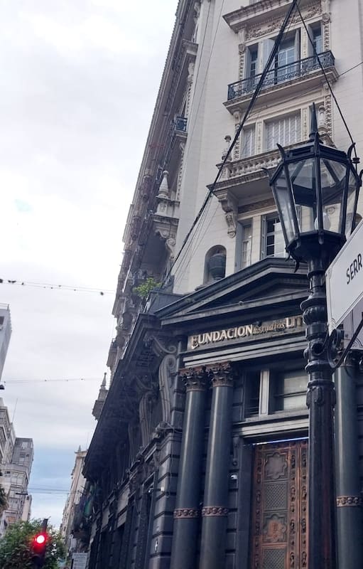 La esquina de Santa Fe y Sarmiento, rebautizada con los nombres de Serrat y Fontanarrosa, es hoy un punto de referencia cultural en Rosario