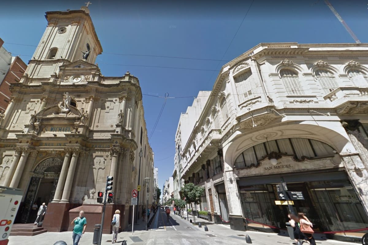 La esquina de Suipacha y Bartolomé Mitre en la actualidad. A la izquierda, la iglesia de San Miguel Arcángel. A la derecha, la tienda San Miguel, actual Palacio homónimo.