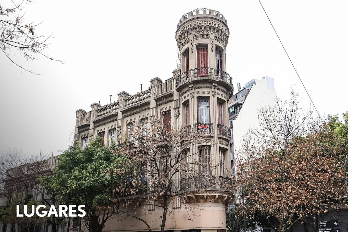 La esquina de Wenceslao Villafañe y Brown en La Boca, rematada por la misteriosa torre