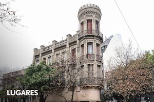 La esquina de Wenceslao Villafañe y Brown en La Boca, rematada por la misteriosa torre