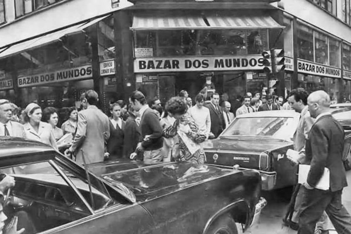 La esquina del Bazar Dos Mundos en el microcentro en el año 1978