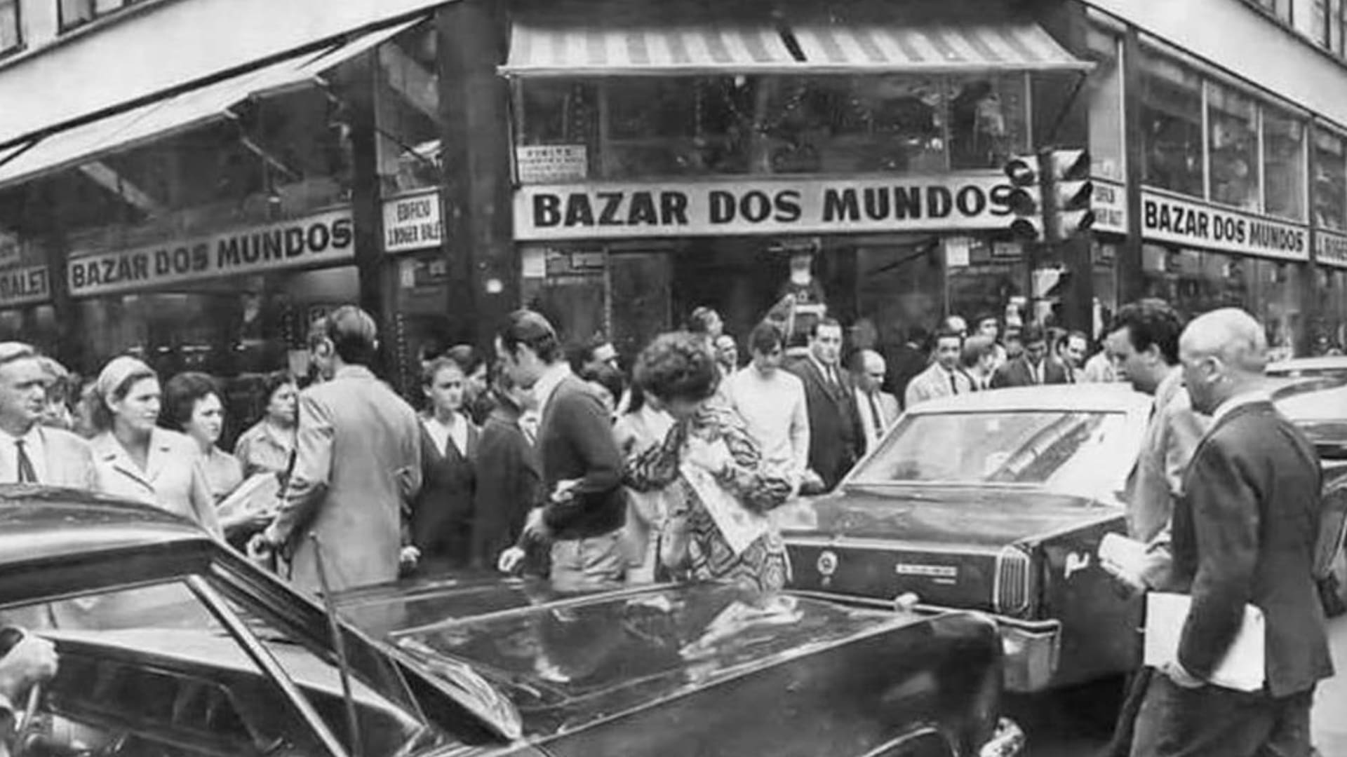 La esquina del Bazar Dos Mundos en el microcentro en el año 1978