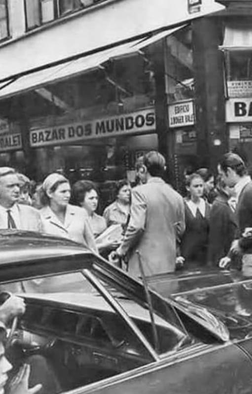 La esquina del Bazar Dos Mundos en el microcentro en el año 1978