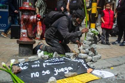 La esquina donde fue impactado el joven se volvió un memorial