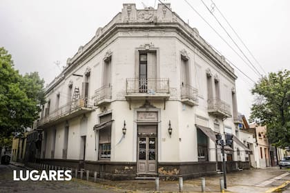 La esquina donde funciona el bodegón está cargada de historia