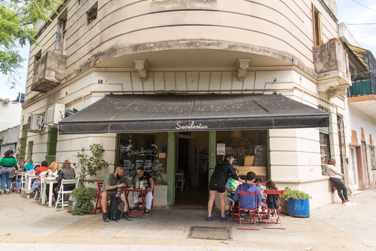 La esquina luminosa de Suculentas, ideal para adueñarse de la vereda al mediodía al estilo palermitano, y disfrutar de una comida fresca y sana preparada con ingredientes de estación.