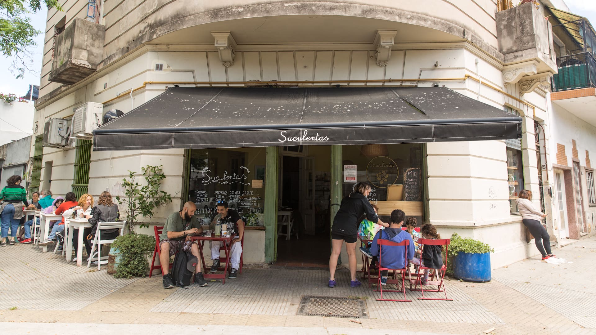 La esquina luminosa de Suculentas, ideal para adueñarse de la vereda al mediodía al estilo palermitano, y disfrutar de una comida fresca y sana preparada con ingredientes de estación.