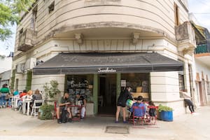 La esquina luminosa de Suculentas, ideal para adueñarse de la vereda al mediodía al estilo palermitano, y disfrutar de una comida fresca y sana preparada con ingredientes de estación.