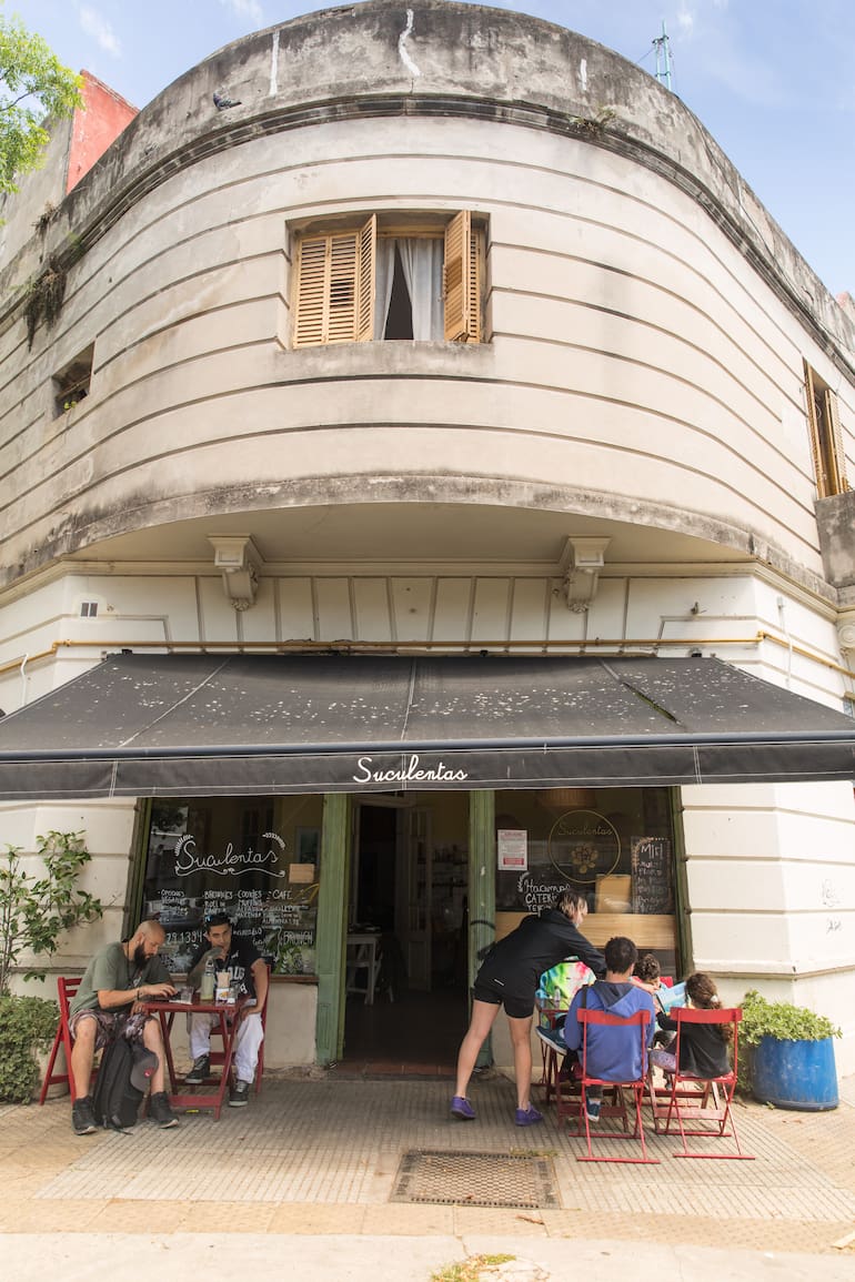 La esquina luminosa de Suculentas, ideal para adueñarse de la vereda al mediodía al estilo palermitano, y disfrutar de una comida fresca y sana preparada con ingredientes de estación.