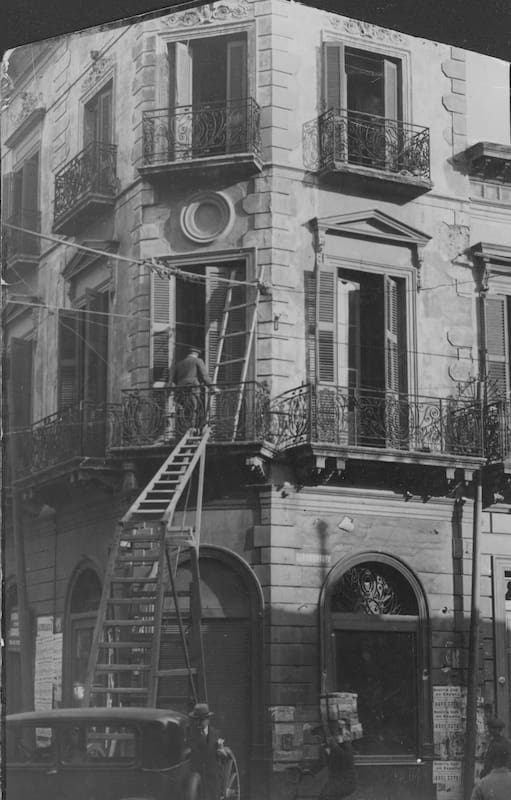 La esquina noroeste de Corrientes y Reconquista, poco antes de ser demolida, en 1936, para el ensanche de la avenida.