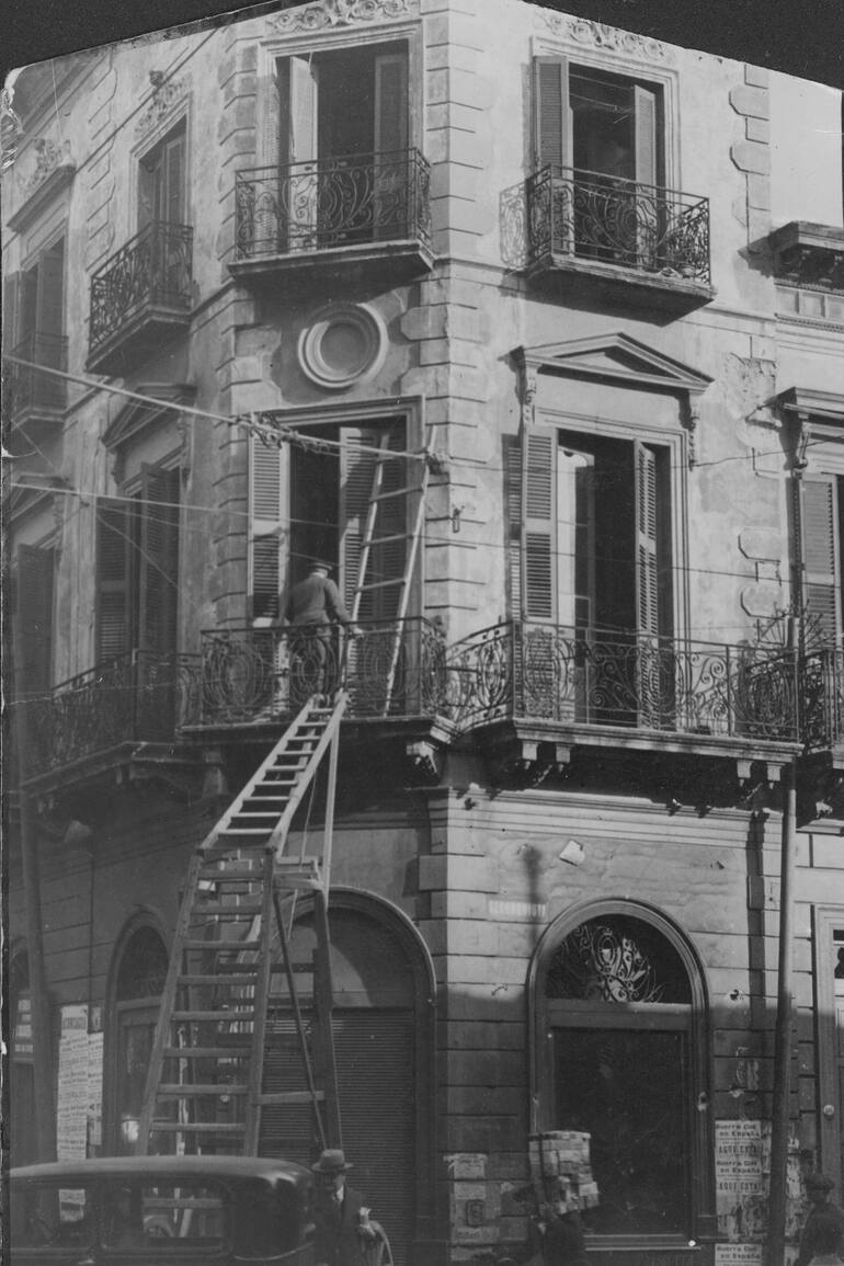 La esquina noroeste de Corrientes y Reconquista, poco antes de ser demolida, en 1936, para el ensanche de la avenida.