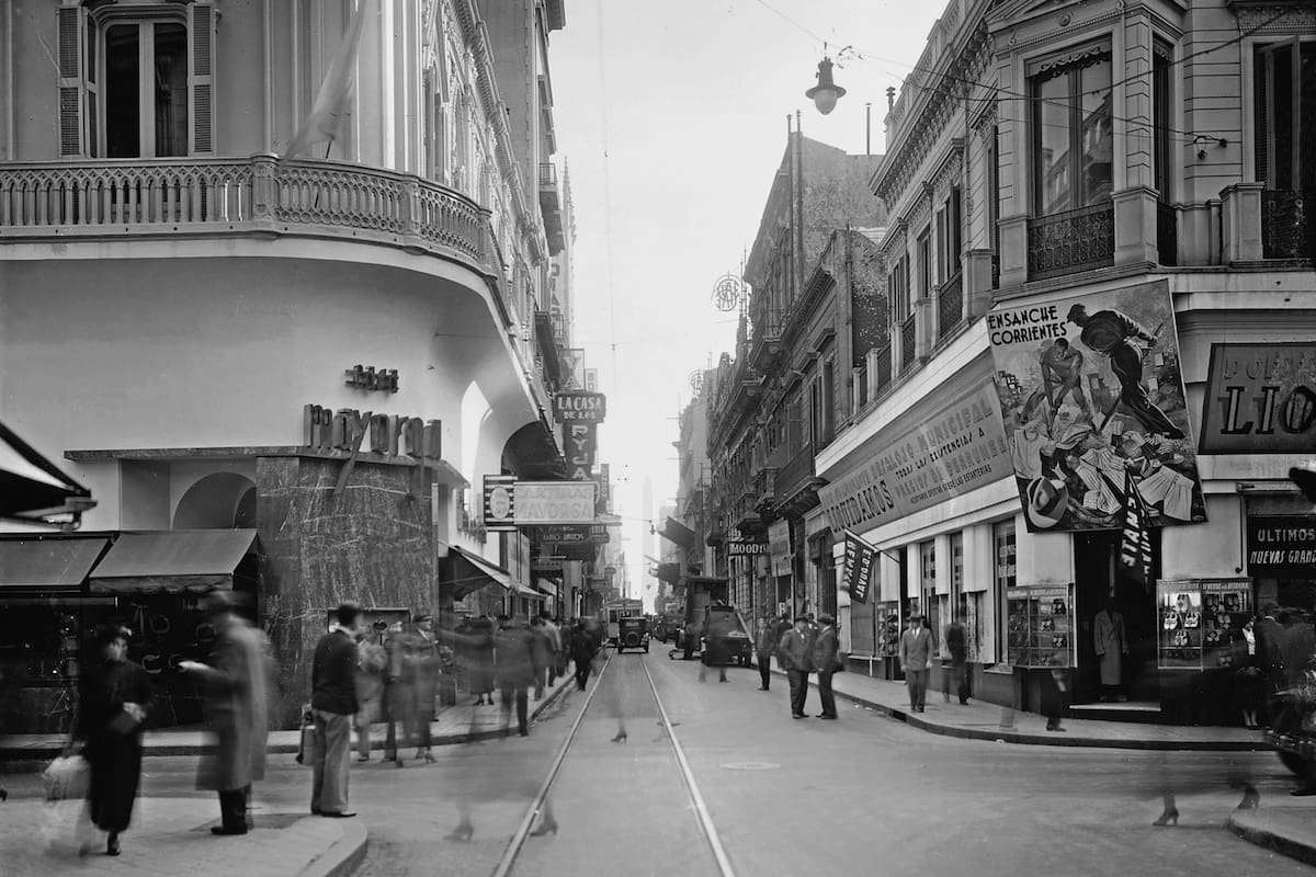 La esquina noroeste y noreste de Florida y Corrientes, justo antes del ensanche. 1936.