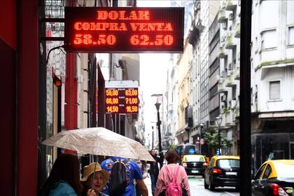 La estabilidad del dólar oficial se prolonga, pero los especialistas esperan menos operaciones en ese mercado