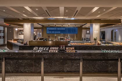 La estación de café y comida para llevar en el Starbucks del Empire State