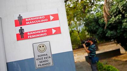 La estación de servicio donde Lochte y sus compañeros rompieron una puerta