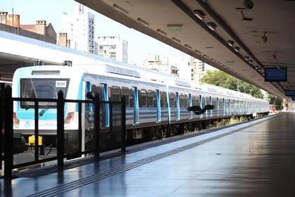 La estación de trenes de Once sin movimientos, los pasajero debieron llegar a destino en micros particulares, hay largas colas para tomar colectivos de línea
