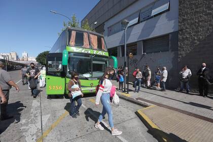 La estación de trenes de Once sin movimiento: los pasajeros debieron llegar a destino en micros particulares
