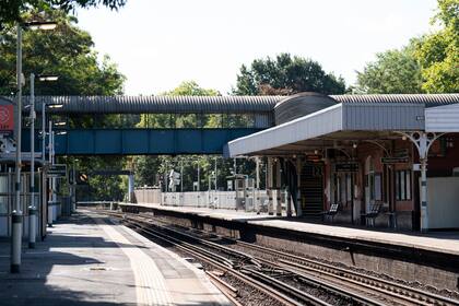 La estación de trenes Wandsworth Common Station en el sur de Londres, totalmente vacía debido a la huelga, el 12 de agosto del 2022.  (Kirsty O'Connor/PA via AP)