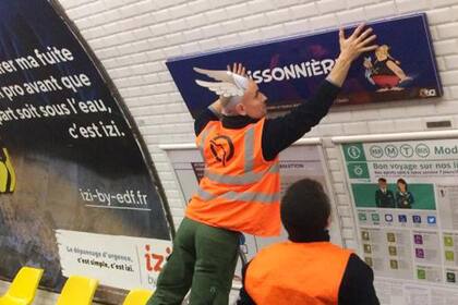 La estación Poissonnière se vio decorada con Ordenalfabétix, el vendedor de pescado. Facebook/asterixobelixofficiel