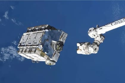 La Estación Espacial Internacional arroja un palé de 2,9 toneladas que transportaba baterías usadas el 11 de marzo de 2021. Esta foto fue publicada en X (antes Twitter) por el astronauta de la NASA Mike Hopkins