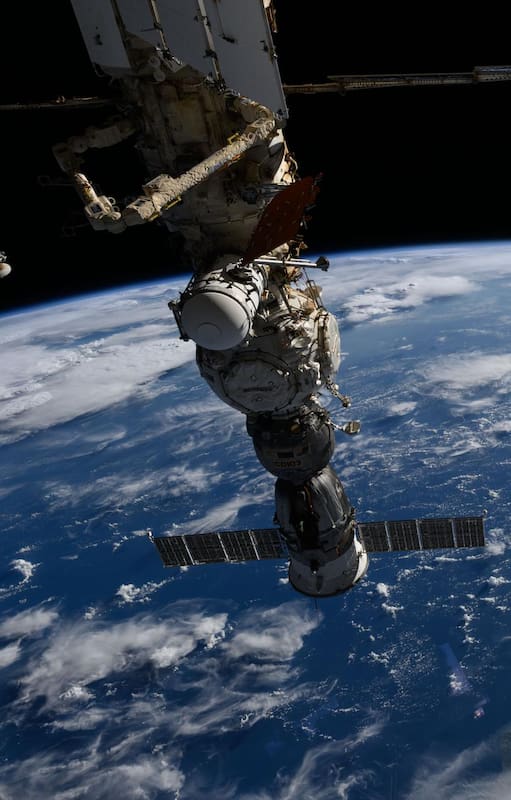 La Estación Espacial Internacional (EEI) da alrededor de 16 vueltas diarias a la Tierra en su órbita, pero solo pasa directamente sobre el Punto Nemo una vez al día