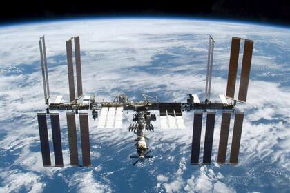 La Estación Espacial Internacional orbita la Tierra a 400 kilómetros de distancia de la superficie terrestre