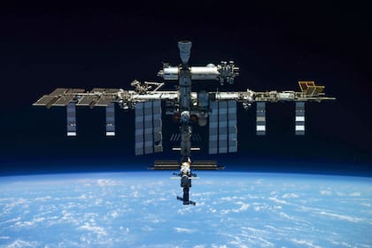 La Estación Espacial Internacional vista desde la nave rusa Soyuz MS-19