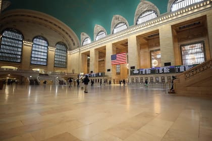 La Estación Grand Central en Manhattan es uno de los puntos que conecta líneas de subte y trenes en la Gran Manzana y luce vacía