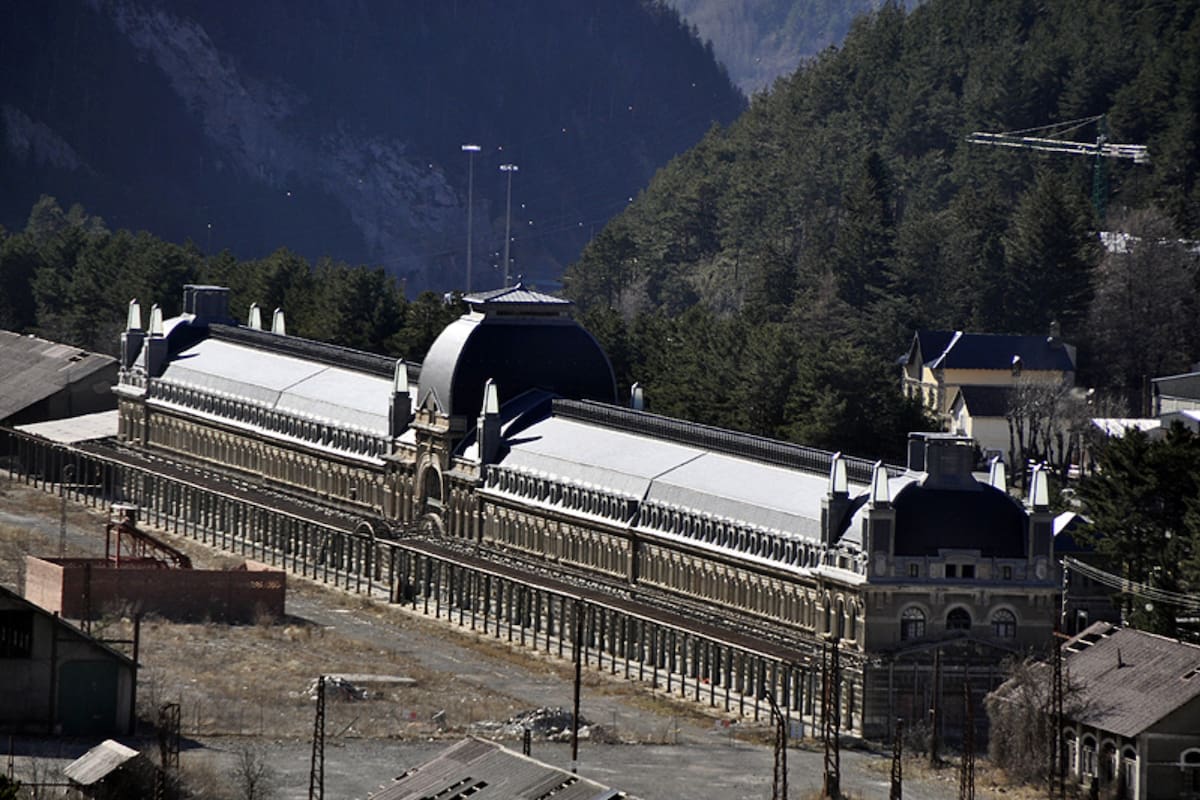 La Estación Internacional de Canfranc es una estación de ferrocarril de España ubicada en Canfranc (Huesca), muy cerca de la frontera con Francia.