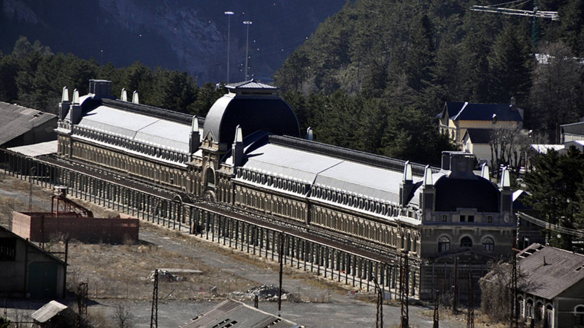 La Estación Internacional de Canfranc es una estación de ferrocarril de España ubicada en Canfranc (Huesca), muy cerca de la frontera con Francia.