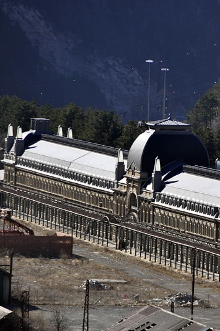 La Estación Internacional de Canfranc es una estación de ferrocarril de España ubicada en Canfranc (Huesca), muy cerca de la frontera con Francia.