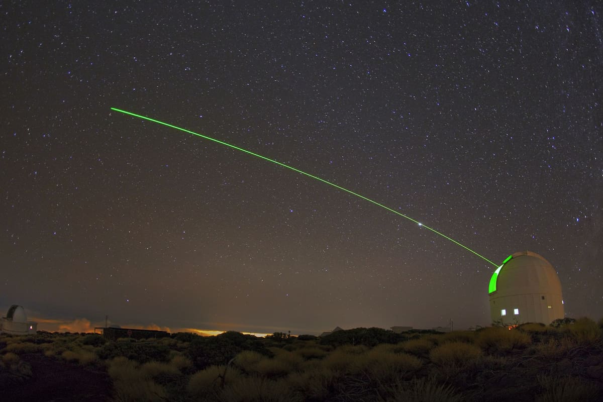 La Estación Óptica Terrestre del Teide, en Tenerife, usa un telescopio láser para comunicarse con los satélites; probarán usarlo para eliminar la basura espacial