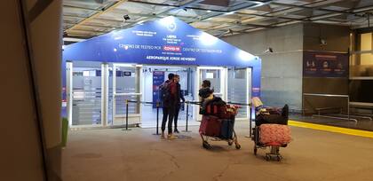 La estación porteña recibe vuelos internacionales y los test obligatorios los hace el polémico laboratorio.
